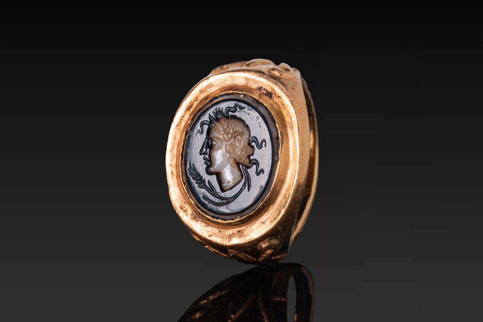 ROMAN NICOLO INTAGLIO OF CERES WITH EAR OF GRAIN IN GOLD RING (1 of 5)