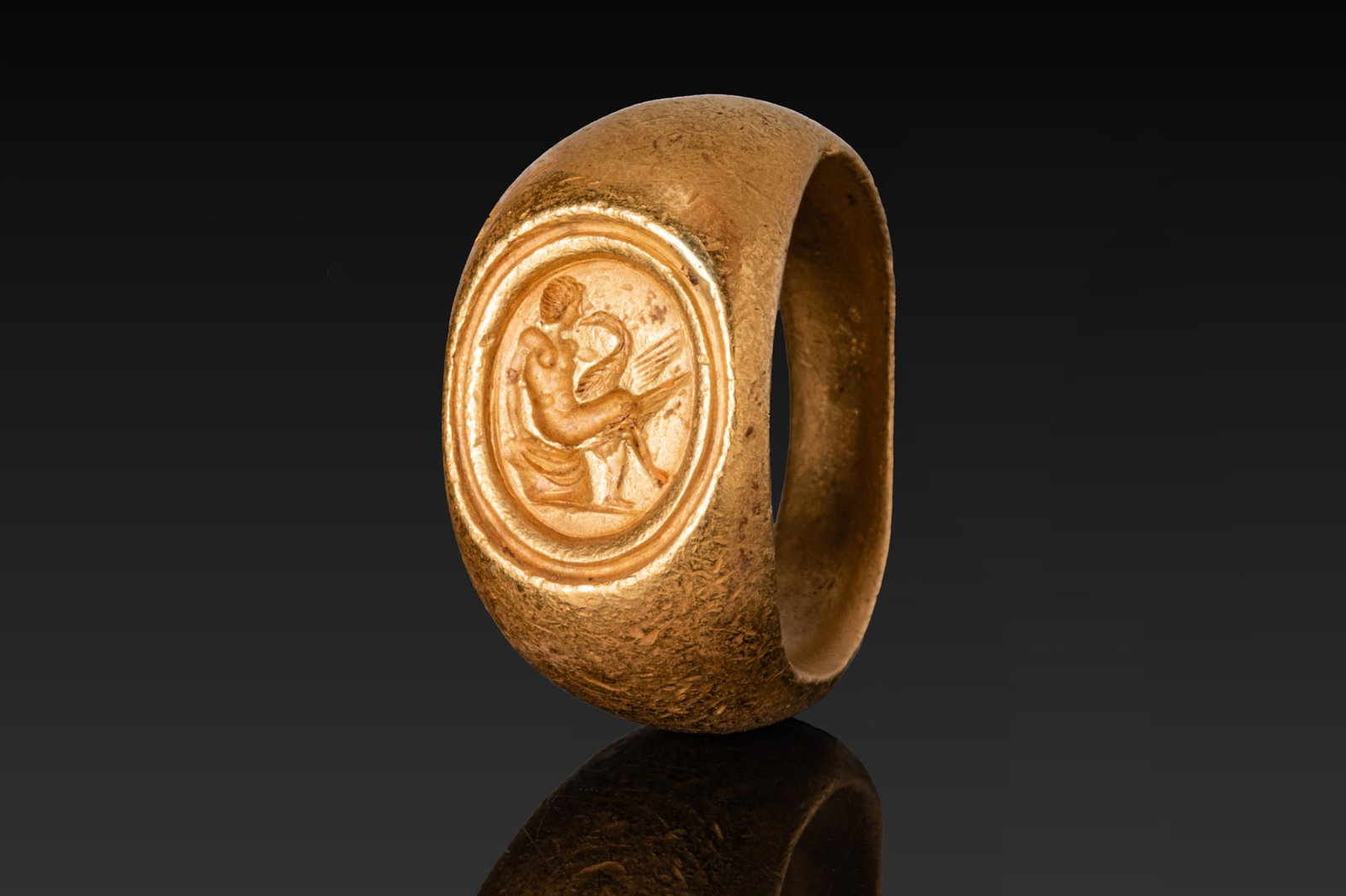 OUTSTANDING ROMAN SOLID HIGH KARAT GOLD RING WITH LEDA AND THE SWAN (1 of 4)