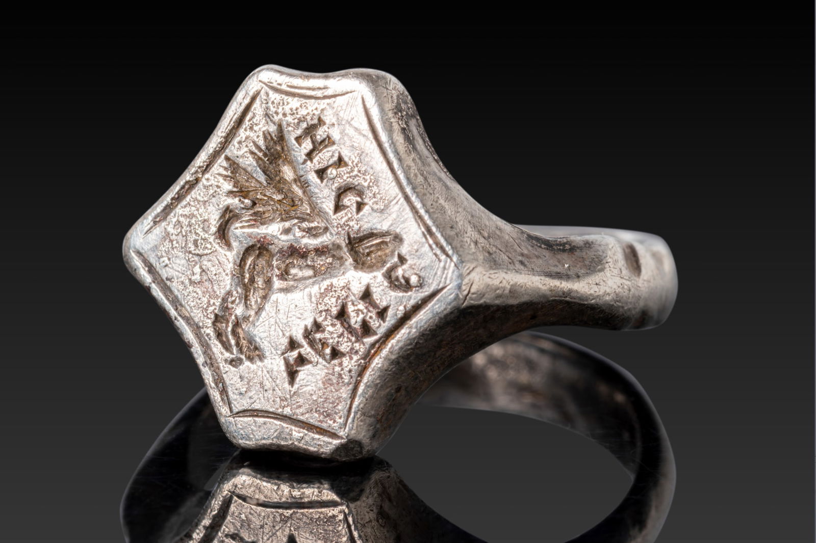 ROMAN SILVER RING WITH WINGED PHALLUS AND INSCRIPTION 'FELIX HIC' (1 of 3)