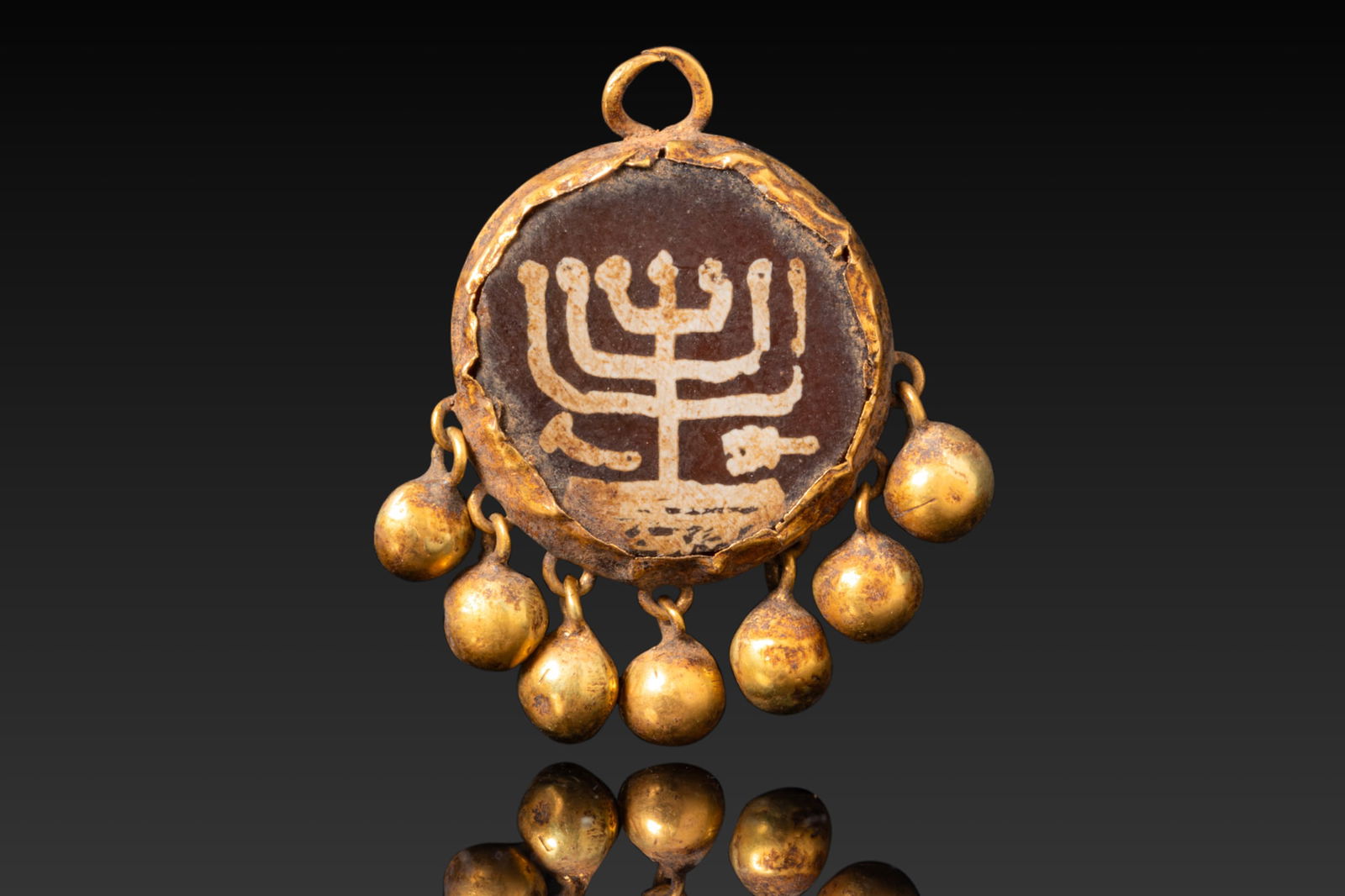 ROMANO-JEWISH GOLD PENDANT WITH MENORAH (1 of 2)