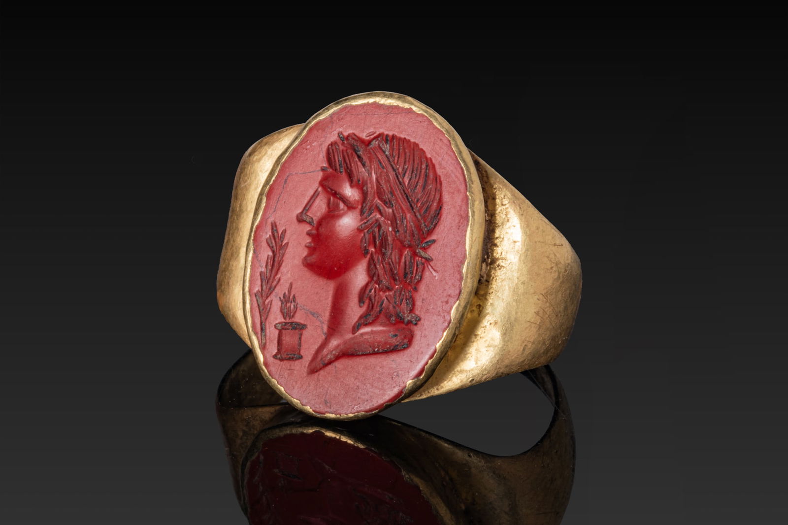 ROMAN GOLD RING WITH RED JASPER INTAGLIO DEPICTING THE HEAD OF APOLLO AND AN ALTAR (1 of 3)