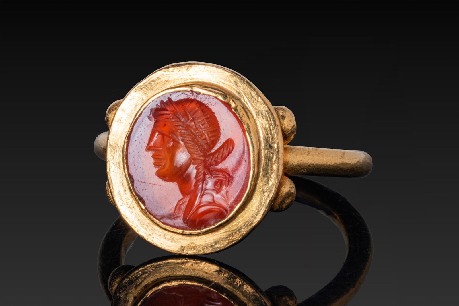 ROMAN CARNELIAN INTAGLIO DEPICTING CROWNED ISIS IN GOLD RING (1 of 4)