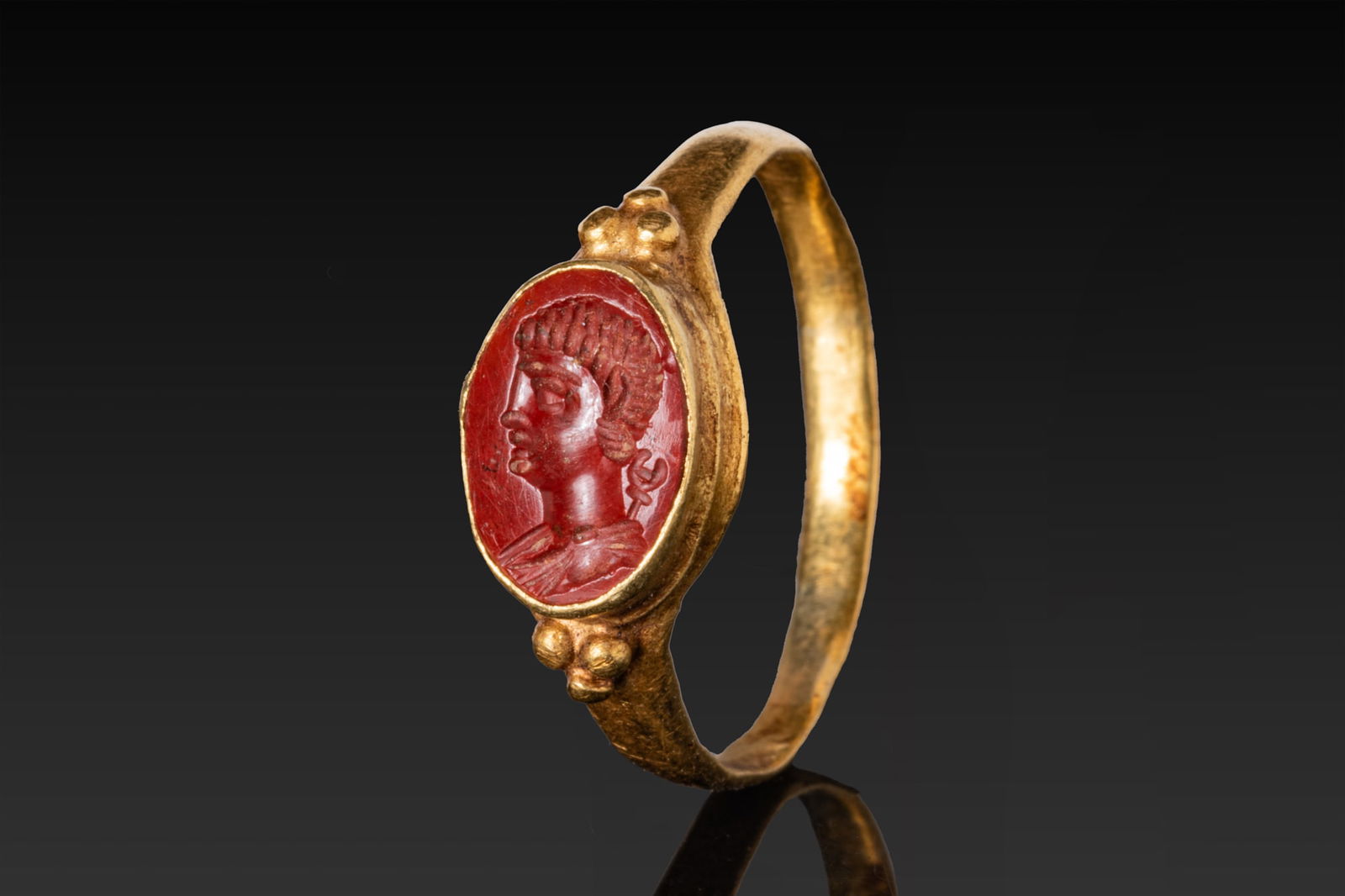 ROMAN GOLD RING WITH RED JASPER INTAGLIO DEPICTING LUNA (1 of 3)