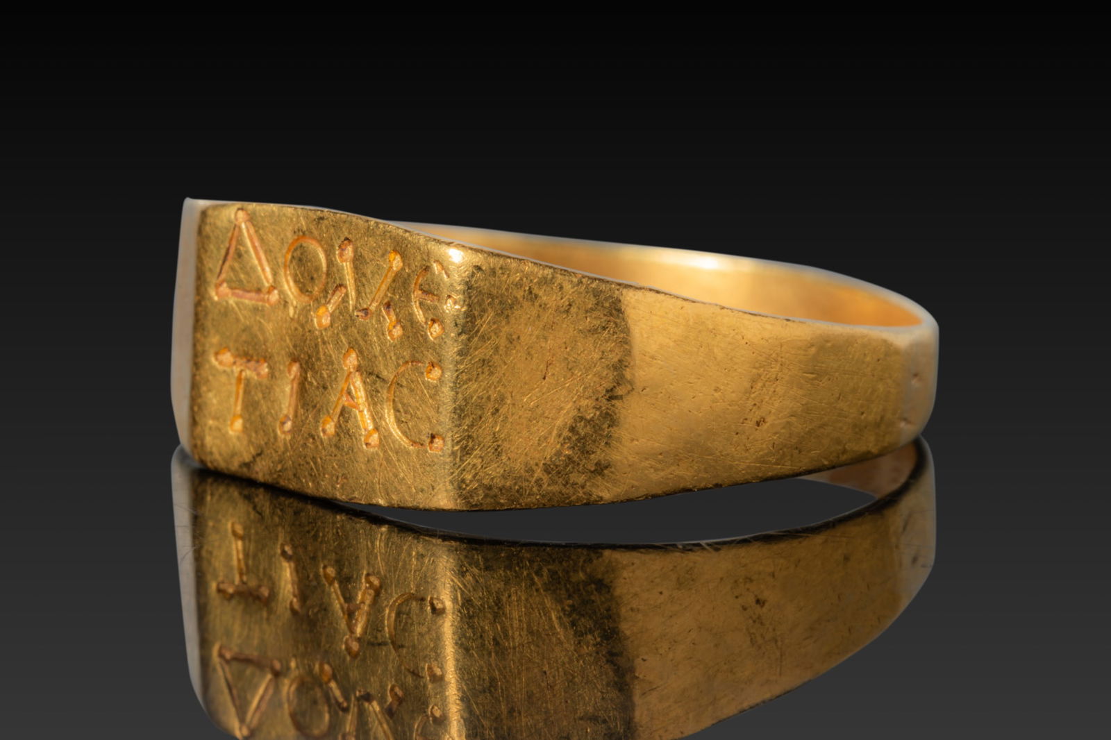 ROMAN HIGH KARAT GOLD RING WITH INSCRIPTION 'DOMETHIAS' (1 of 3)