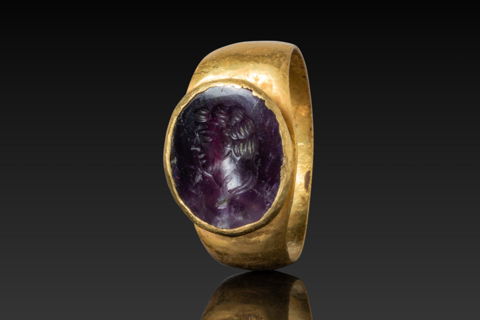 ROMAN AMETHYST INTAGLIO PORTRAIT OF AN EMPRESS IN HIGH KARAT GOLD RING (1 of 3)