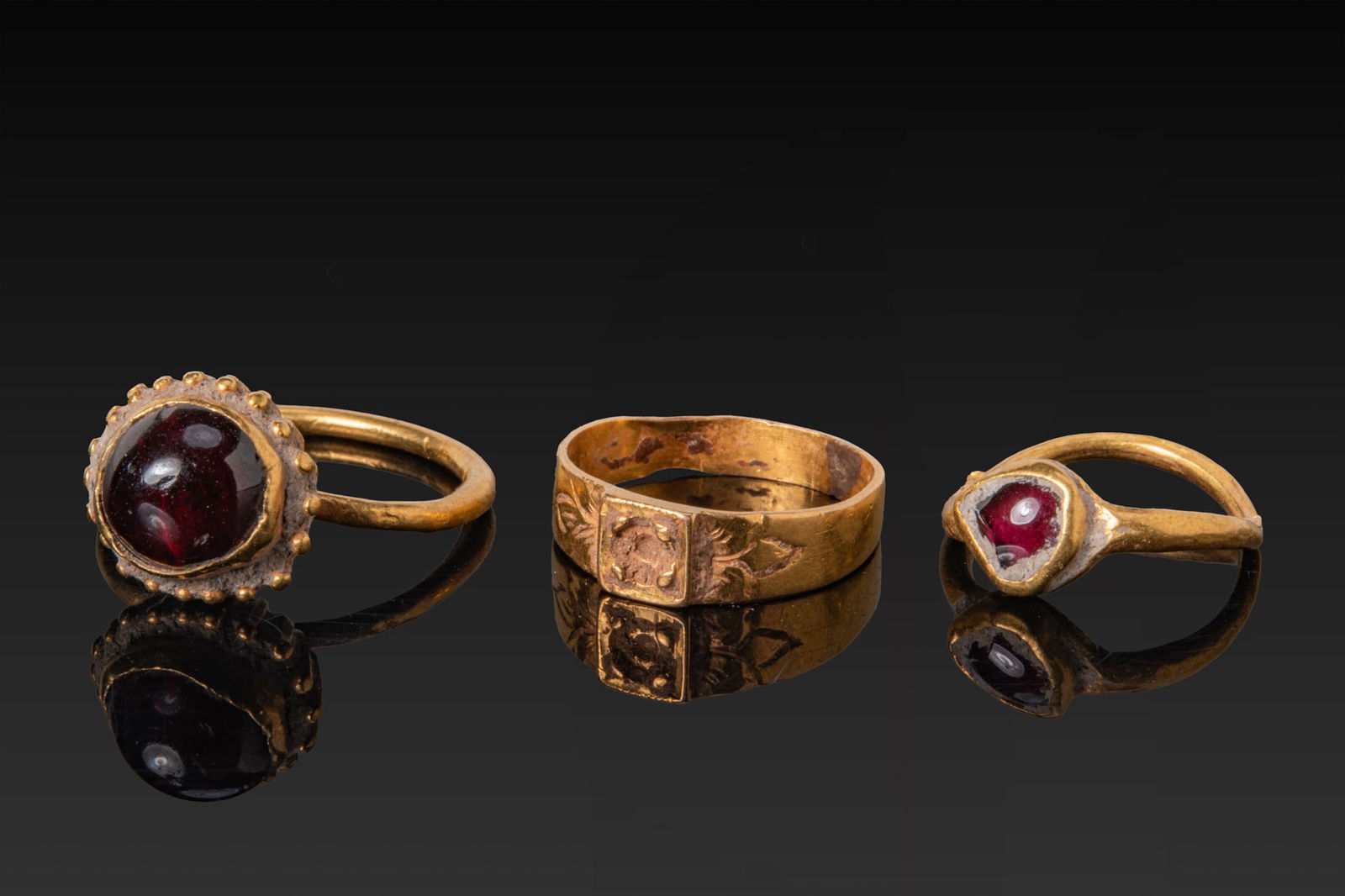 COLLECTION OF ROMAN AND BYZANTINE GOLD RINGS WITH RED GARNET CABOCHONS (1 of 3)