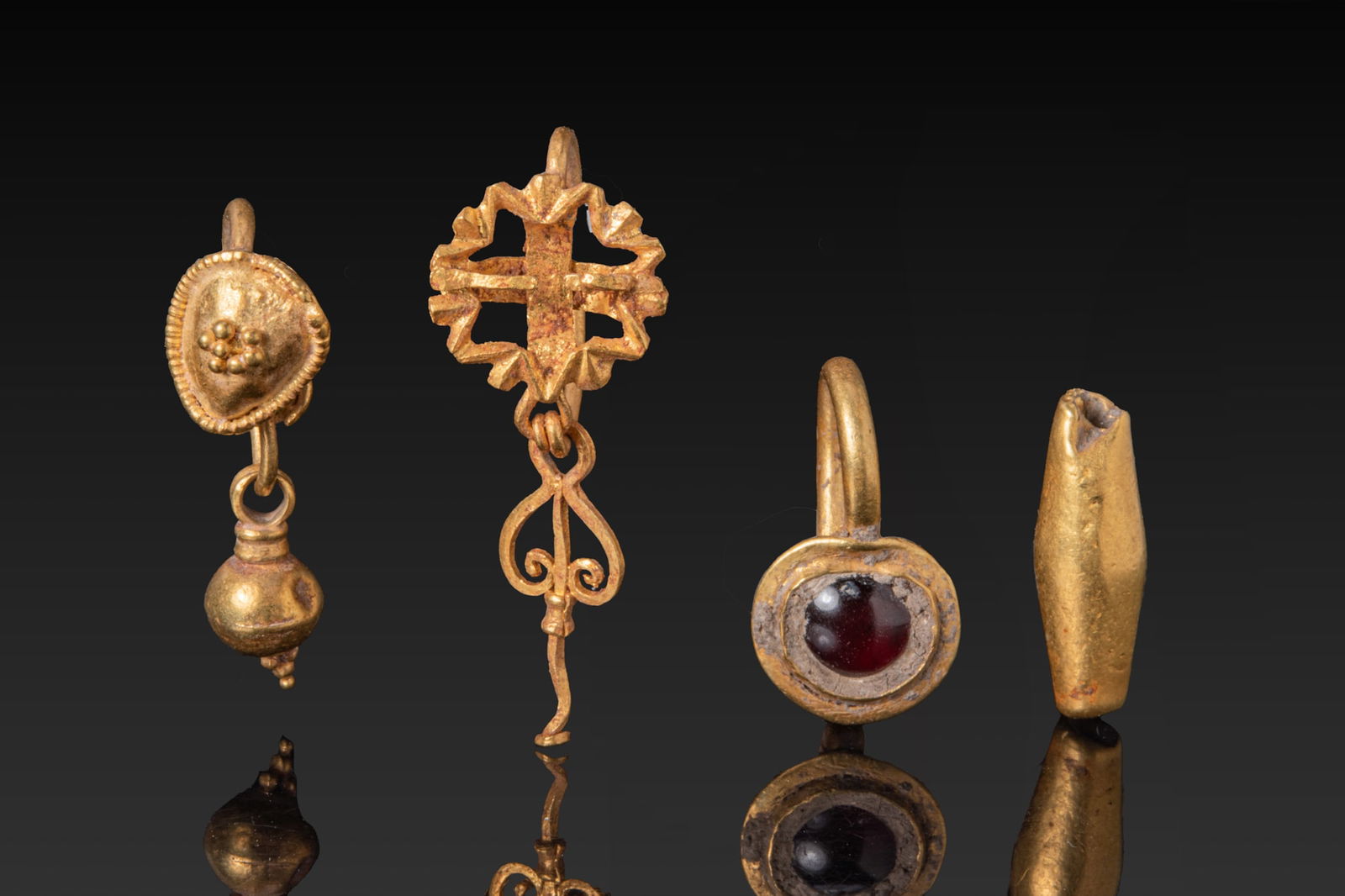 COLLECTION OF ROMAN GOLD EAR ORNAMENTS (1 of 3)