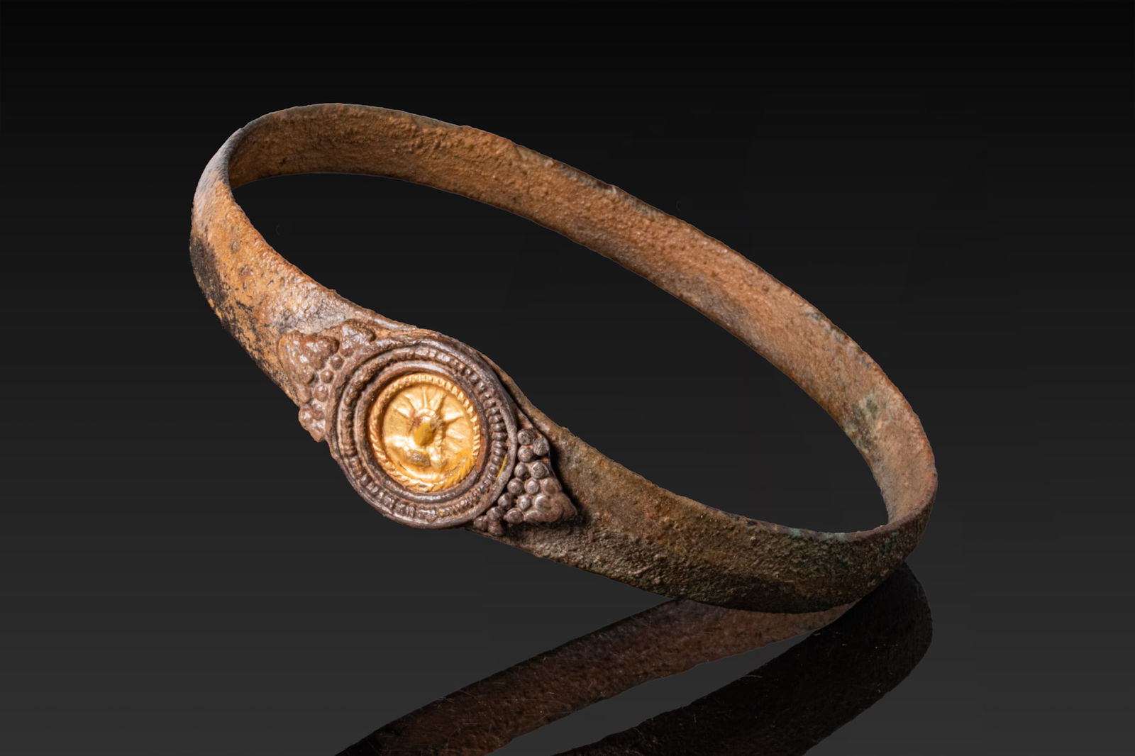 ROMAN BRONZE BRACELET WITH GOLD BEZEL DEPICTING SOL INVICTUS (1 of 6)