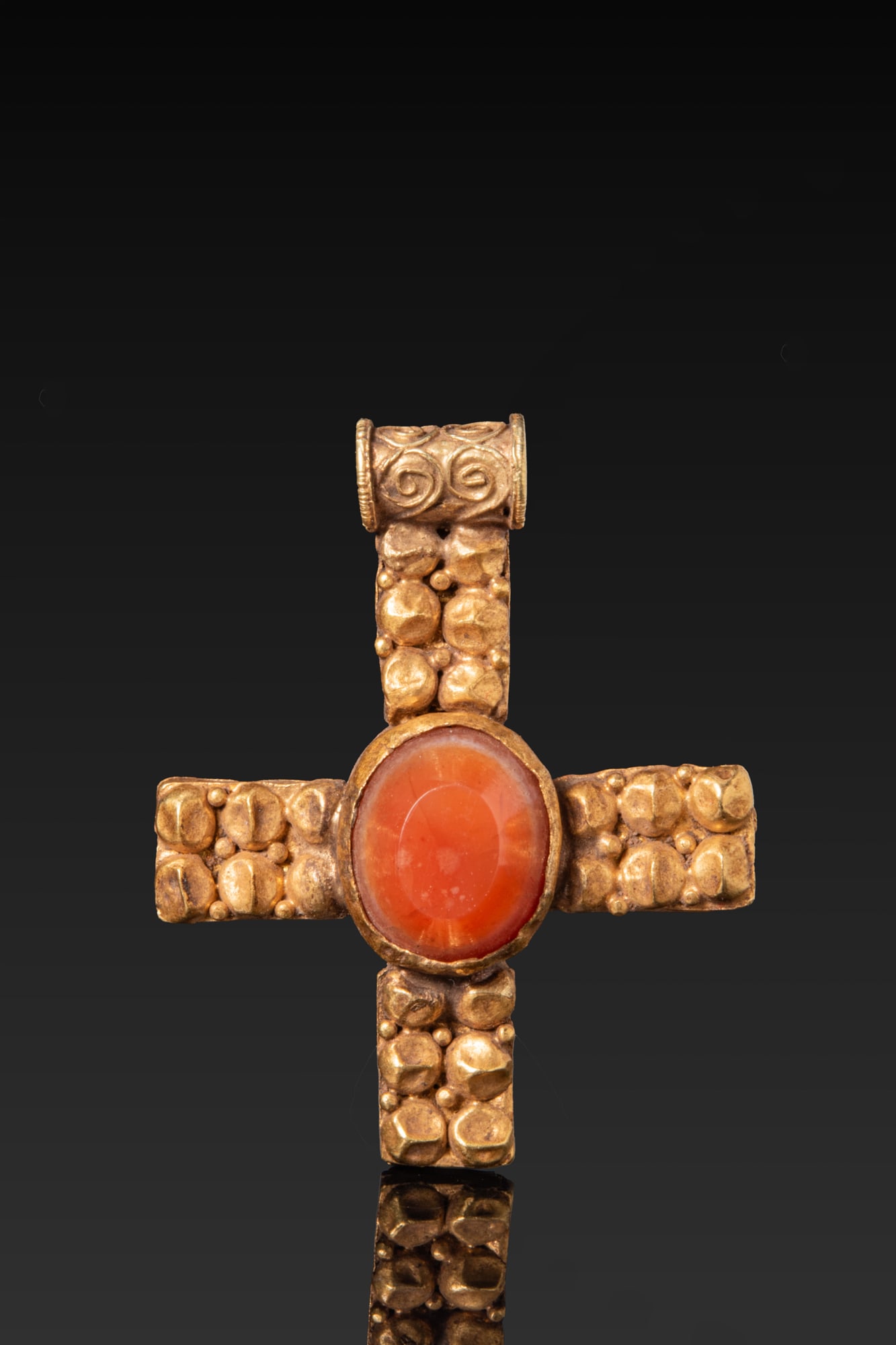BYZANTINE HIGH KARAT GOLD CROSS PENDANT WITH CENTRAL AGATE CABOCHON (1 of 3)