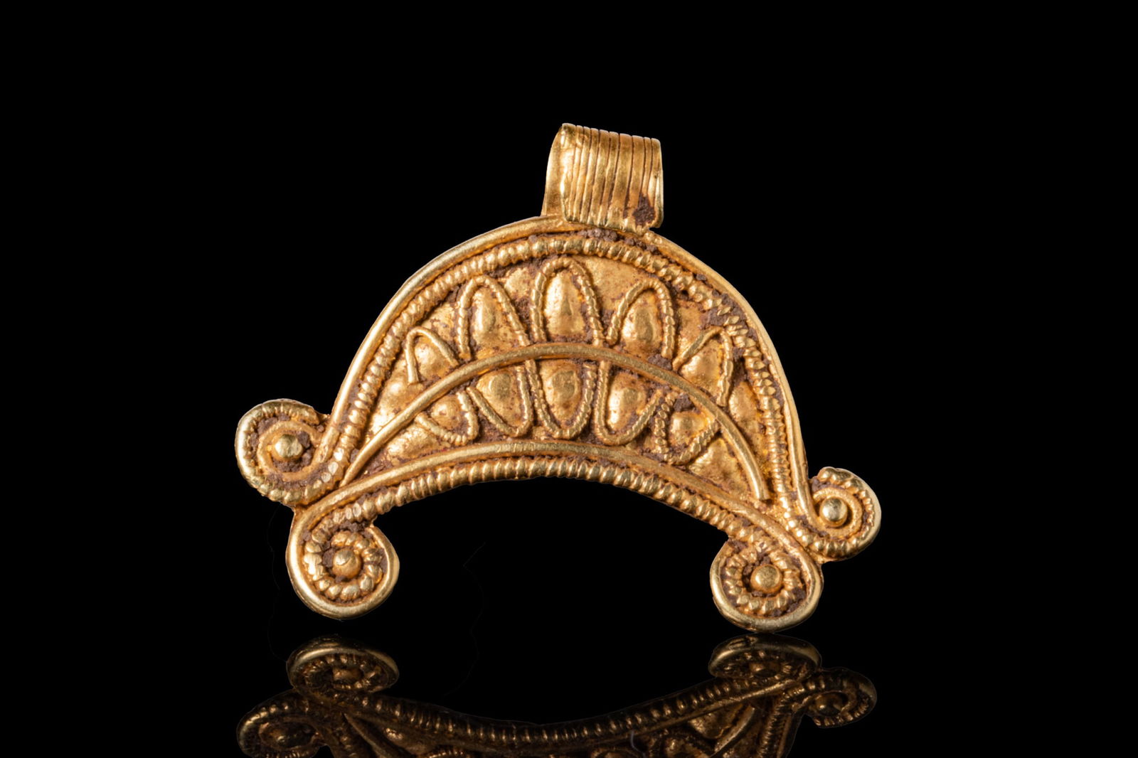 HELLENISTIC HIGH KARAT GOLD LUNULA PENDANT WITH VOLUTES (1 of 3)
