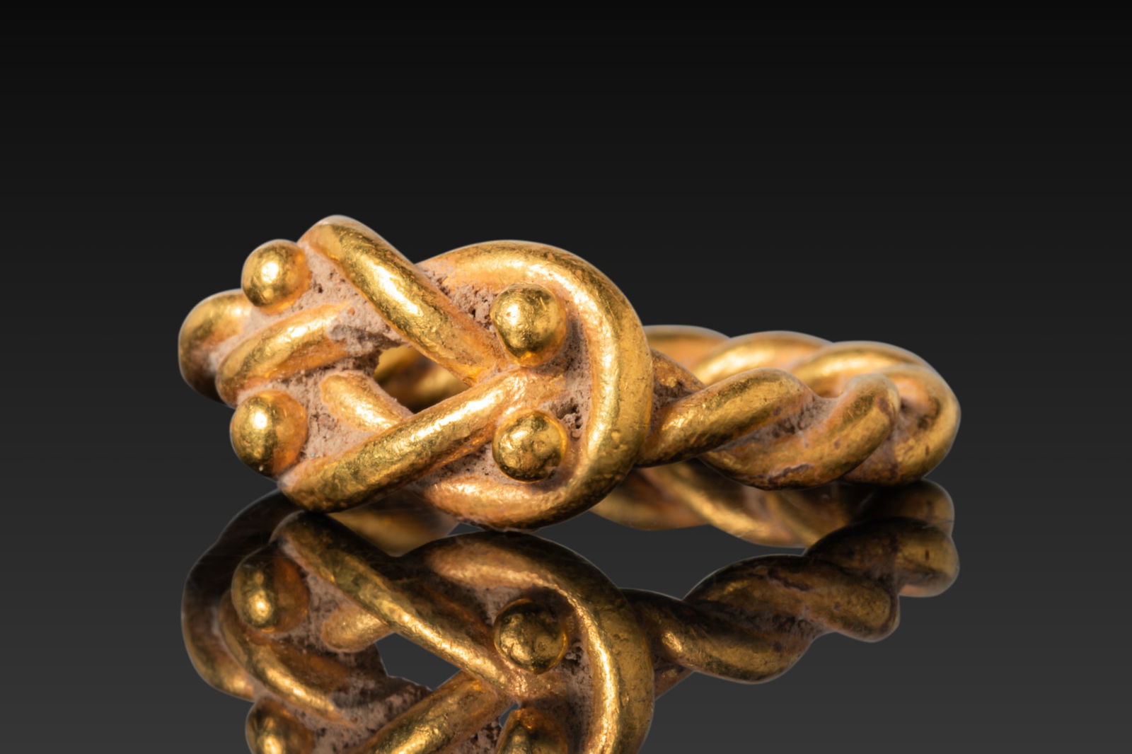 HELLENISTIC HIGH KARAT GOLD RING WITH HERAKLES KNOT (1 of 3)