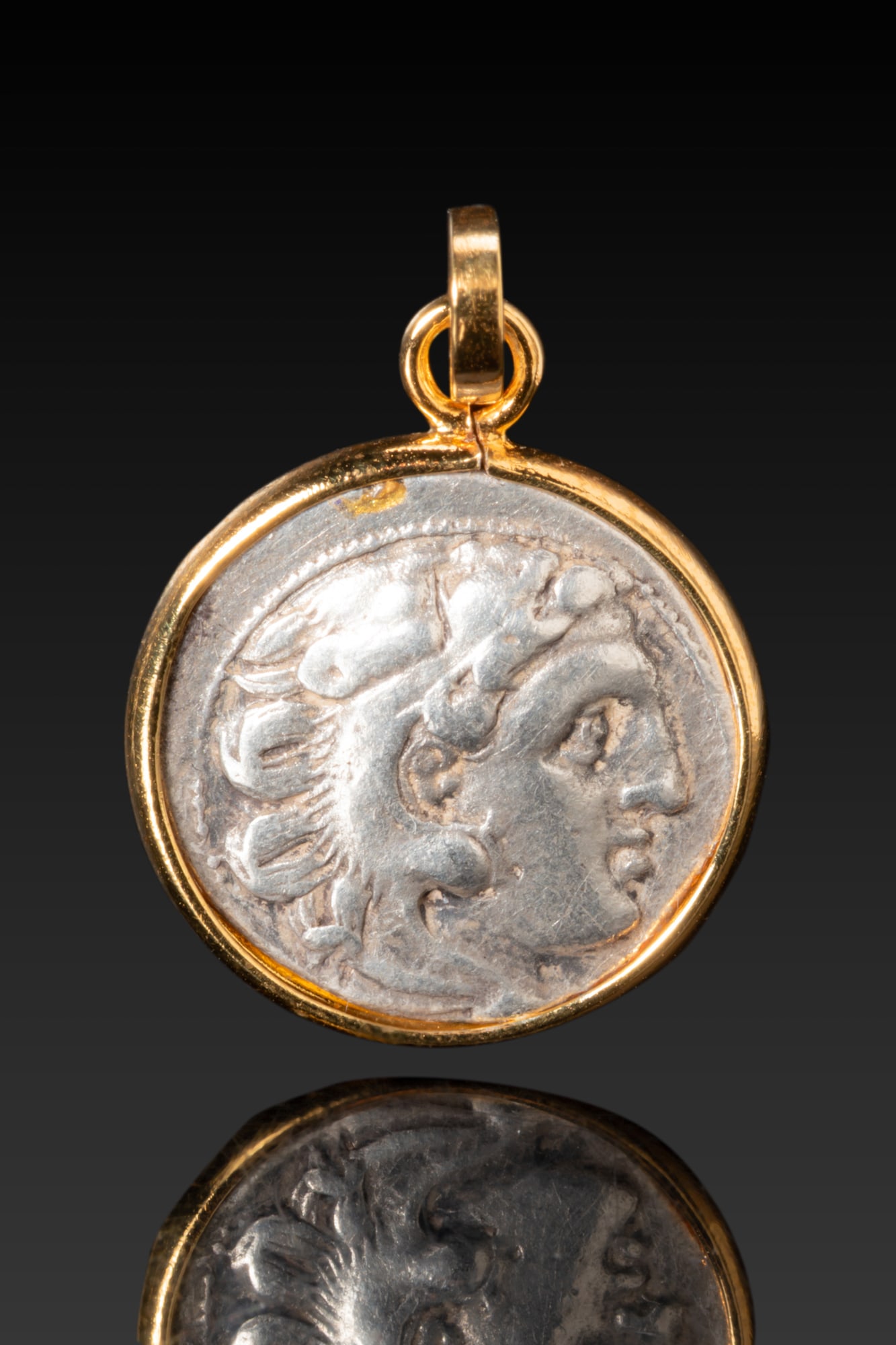 HELLENISTIC SILVER DRACHM OF ALEXANDER THE GREAT IN SILVER-GILT GOLD PENDANT MOUNT (1 of 3)