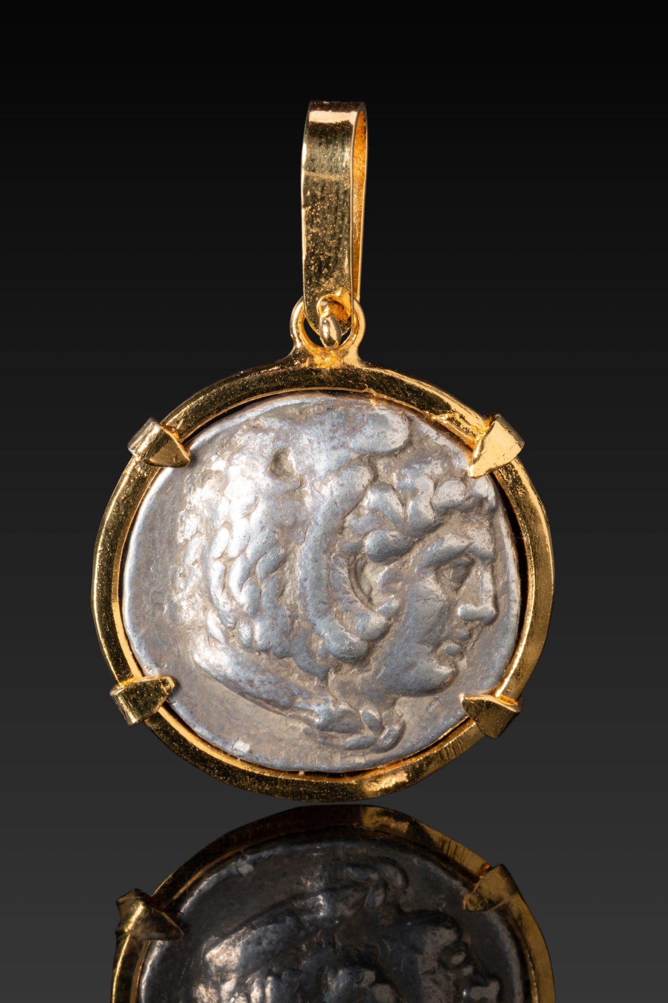 HELLENISTIC SILVER TETRADRACHM OF ALEXANDER THE GREAT IN SILVER-GILT GOLD PENDANT MOUNT (1 of 3)
