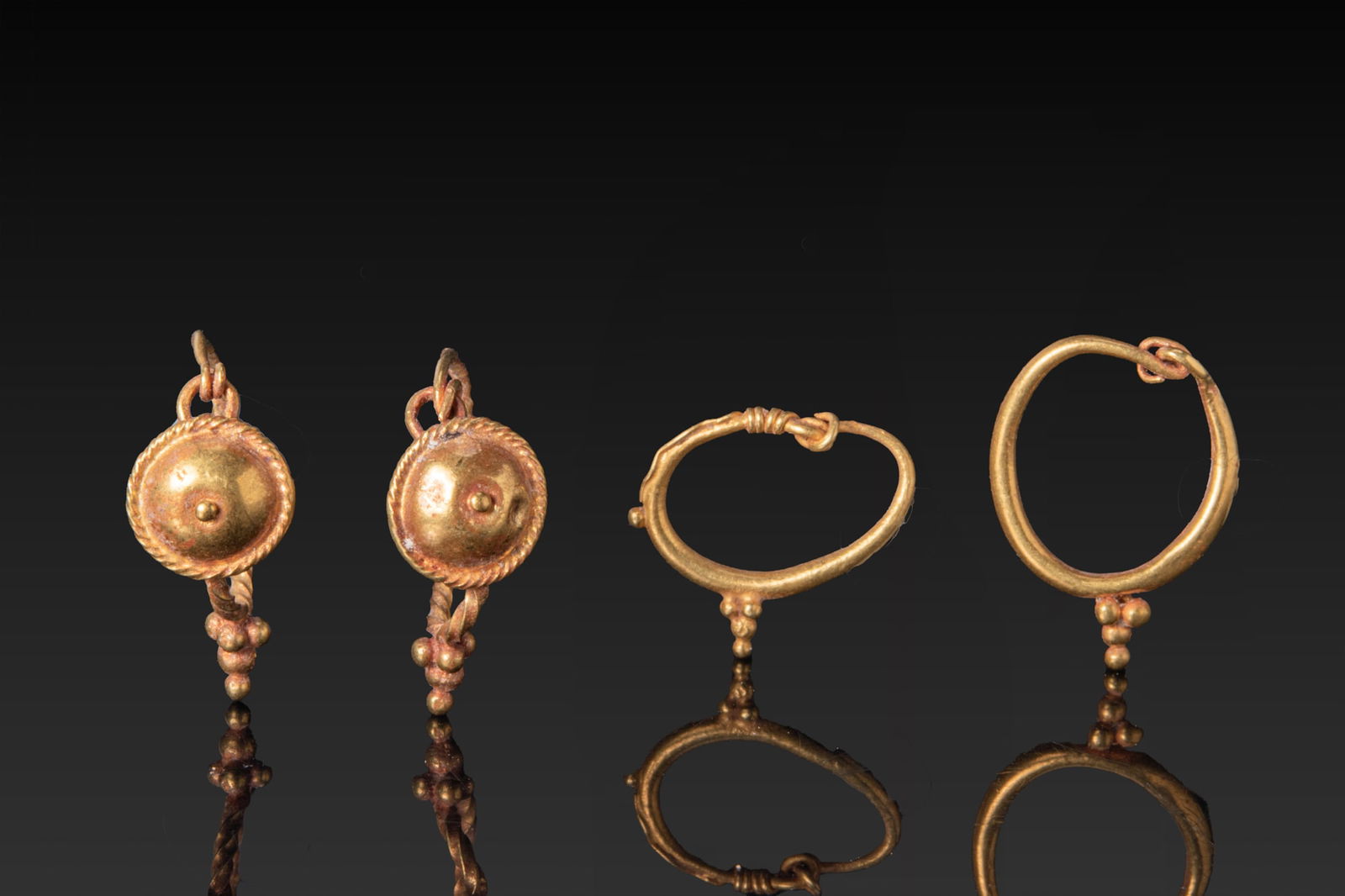TWO MATCHED PAIRS OF ROMAN GOLD EARRINGS (1 of 3)