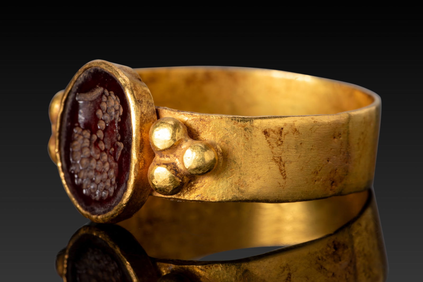 ROMAN HIGH KARAT GOLD RING WITH INTAGLIO OF THE FARNESE HERAKLES (1 of 3)