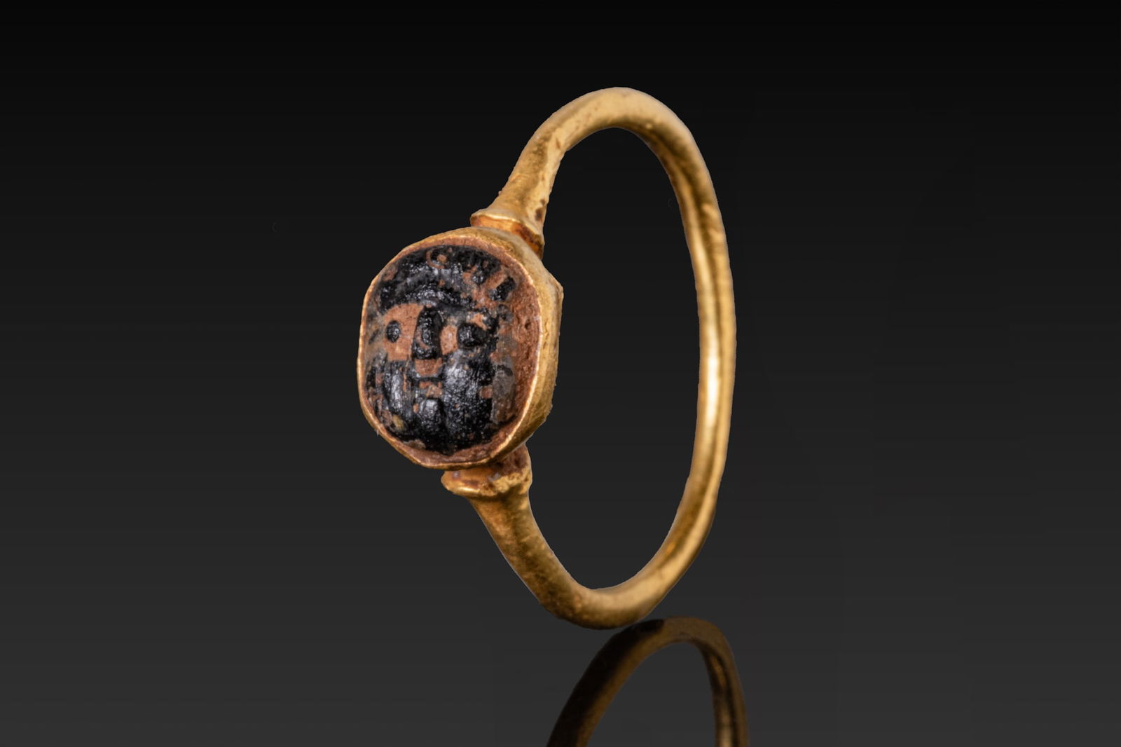 ROMAN GOLD RING WITH CAMEO OF A PUTTO (1 of 3)