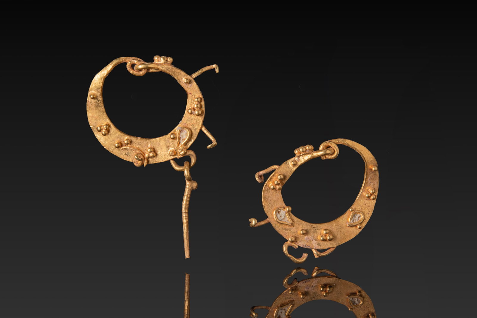 PAIR OF GRAECO-ROMAN GOLD EARRINGS WITH FILIGREE (1 of 3)