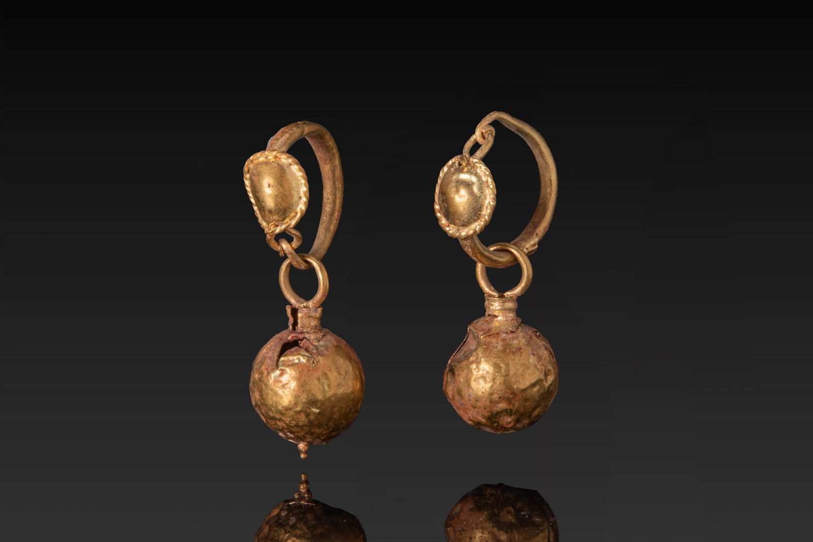 MATCHED PAIR OF ROMAN GOLD EARRINGS (1 of 3)