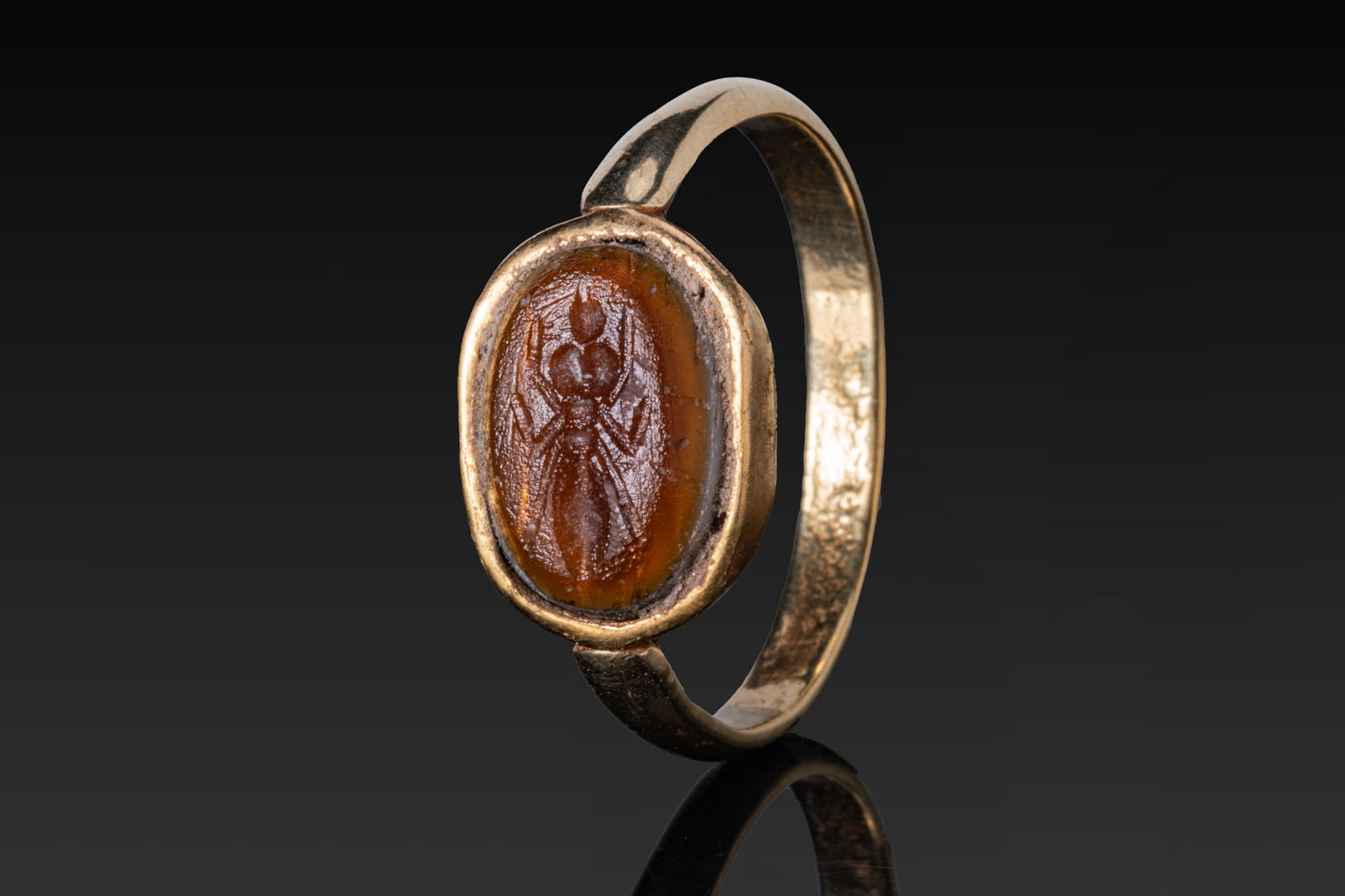 ROMAN GLASS INTAGLIO DEPICTING AN ANT IN GOLD RING (1 of 3)