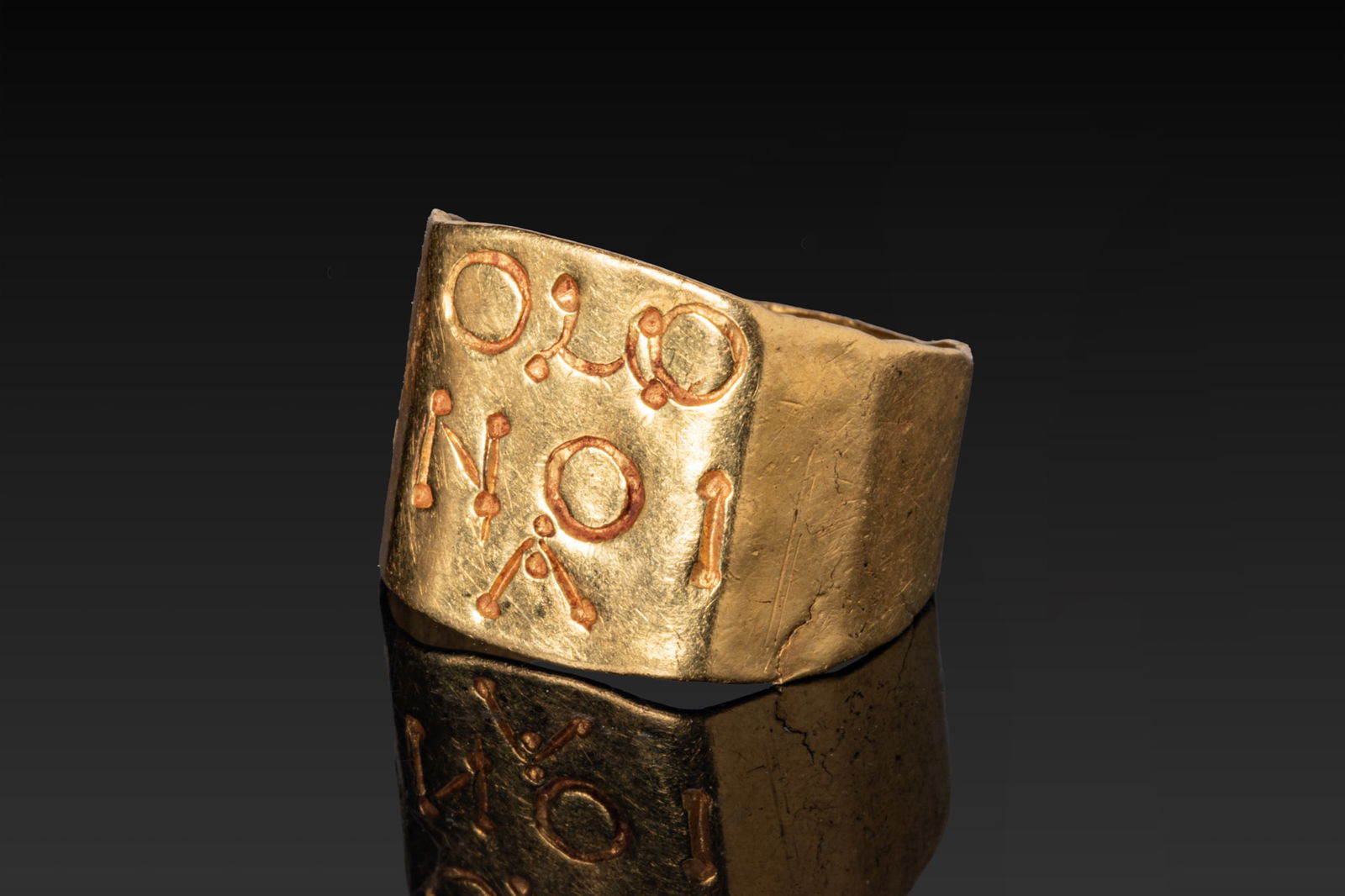 ROMAN HIGH KARAT GOLD RING WITH INSCRIPTION ?OMONOIA (1 of 4)