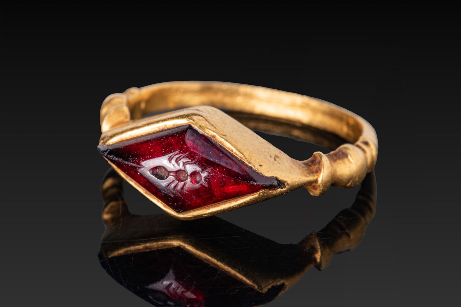 ROMAN GARNET INTAGLIO WITH AN ANT IN GOLD RING (1 of 3)