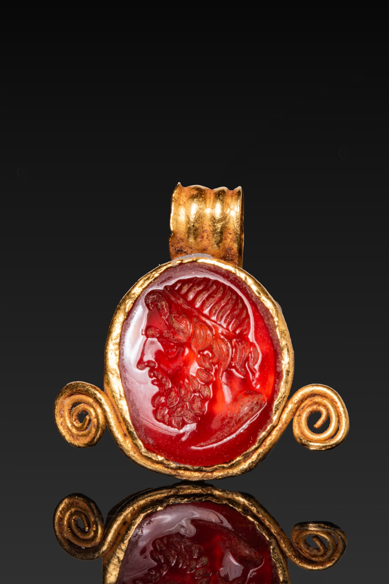 ROMAN HIGH KARAT GOLD PENDANT WITH CARNELIAN INTAGLIO DEPICTING JUPITER (1 of 3)
