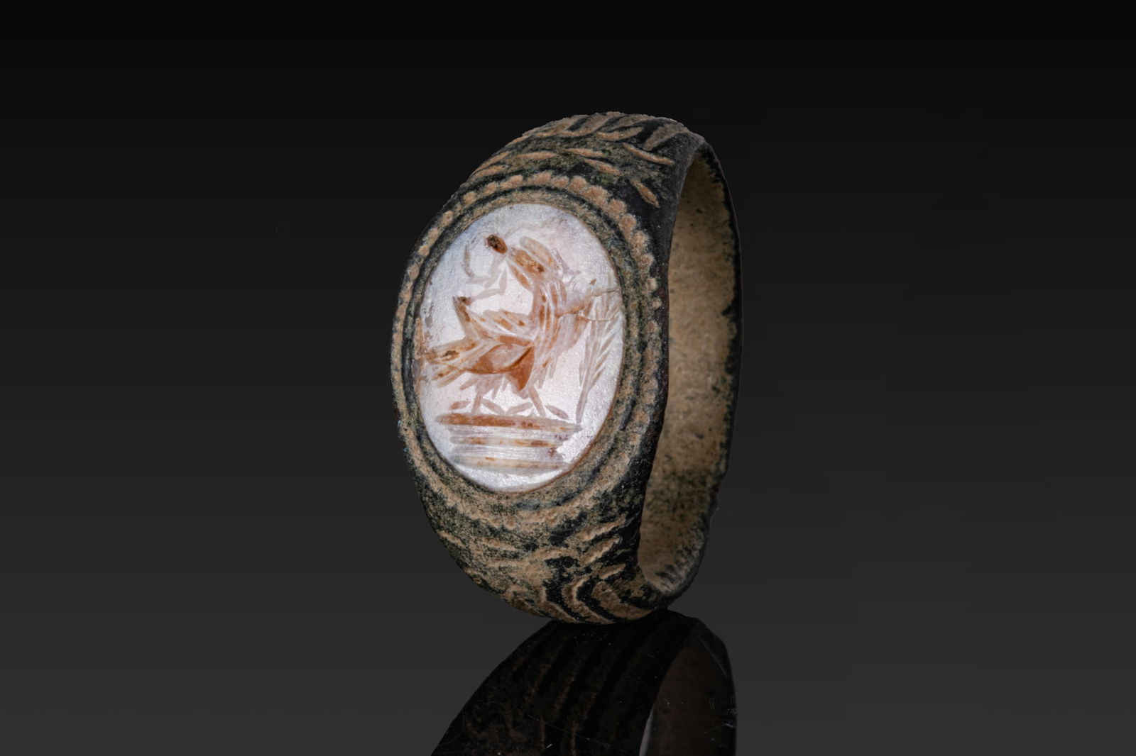 ROMAN BRONZE RING WITH INTAGLIO DEPICTING THE LEGIONARY EAGLE ON ALTAR (1 of 11)