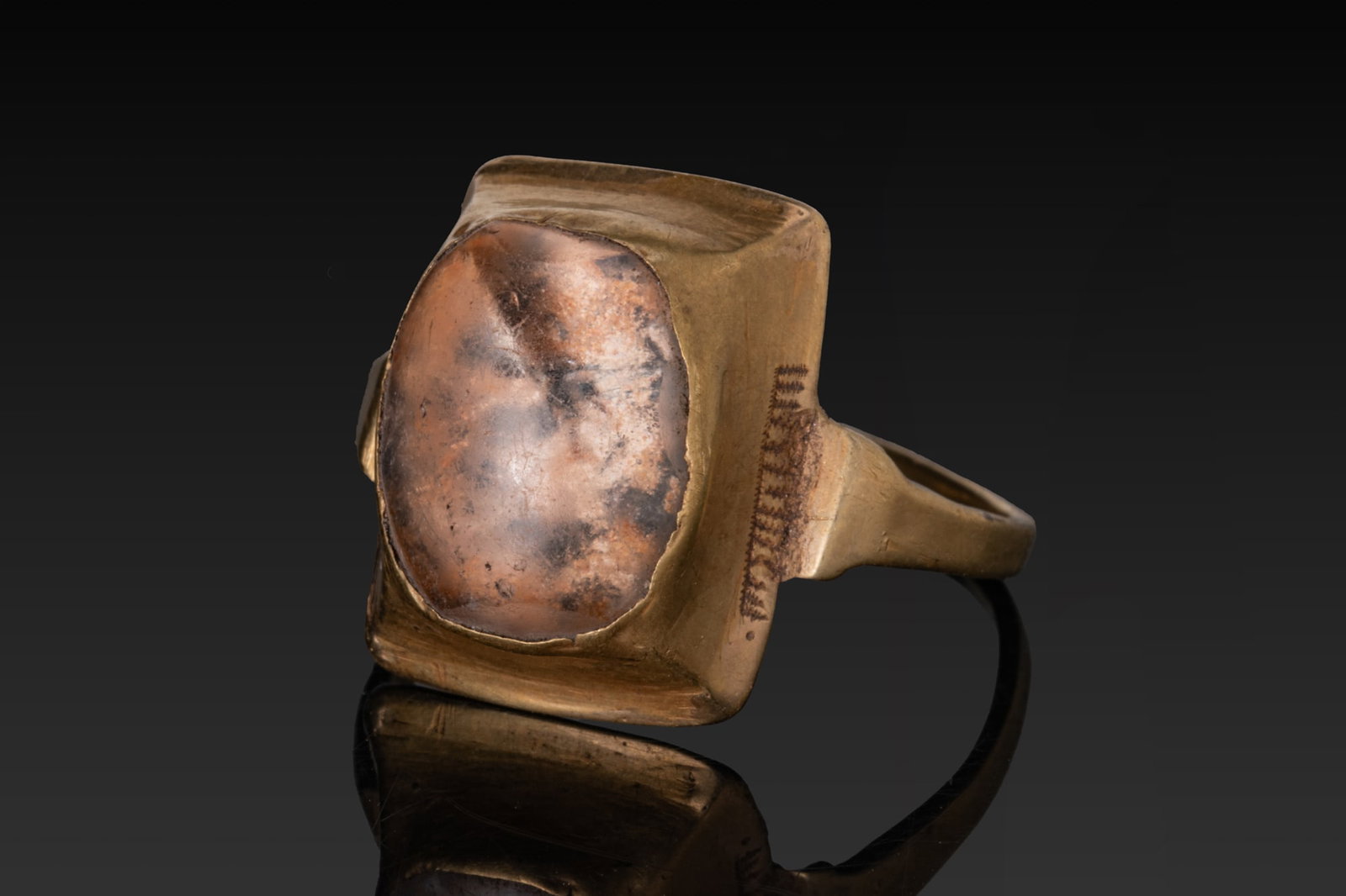 MEDIEVAL GOLD RING WITH CENTRAL CABOCHON (1 of 4)