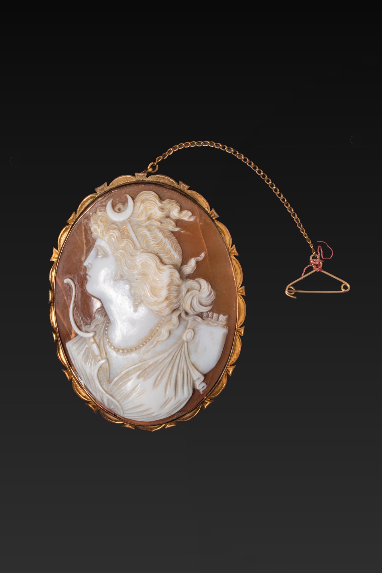 LARGE NEOCLASSICAL CAMEO OF ARTEMIS IN GOLD BROOCH (1 of 3)
