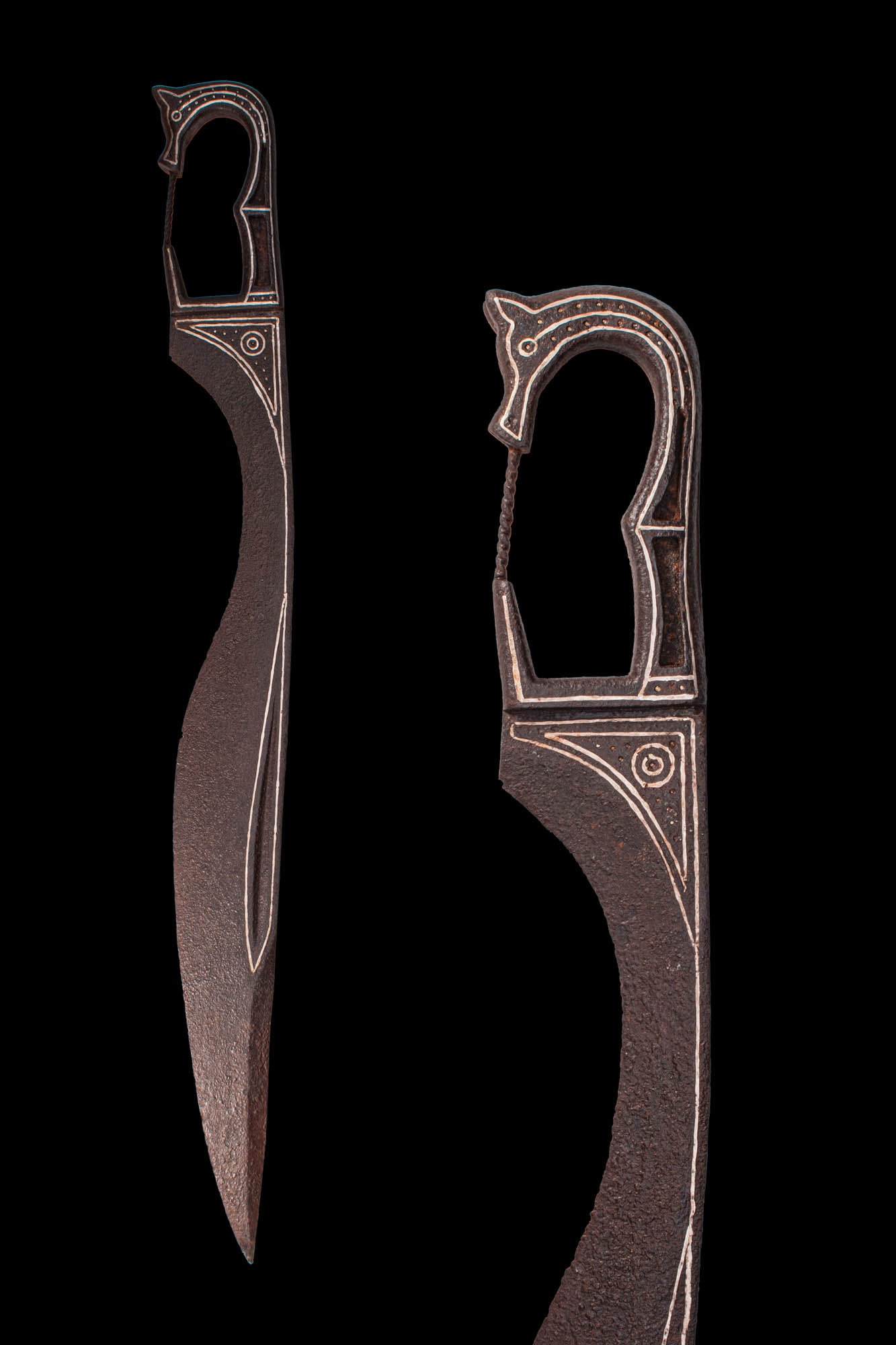STUNNING GREEK IRON KOPIS WITH SILVER INLAYS: Ca. 500 - 300 BC An extremely rare iron kopis with a long, single-edged convex blade tapering to a pointed tip. The integral hilt features an openwork grip and a pommel formed as the forepart of a