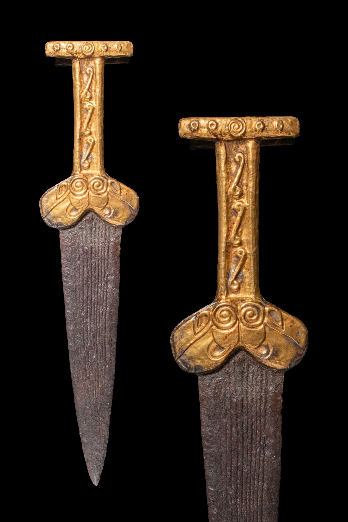 STUNNING EARLY SCYTHIAN SWORD WITH GOLD HANDLE WITH SPIRALS (1 of 5)
