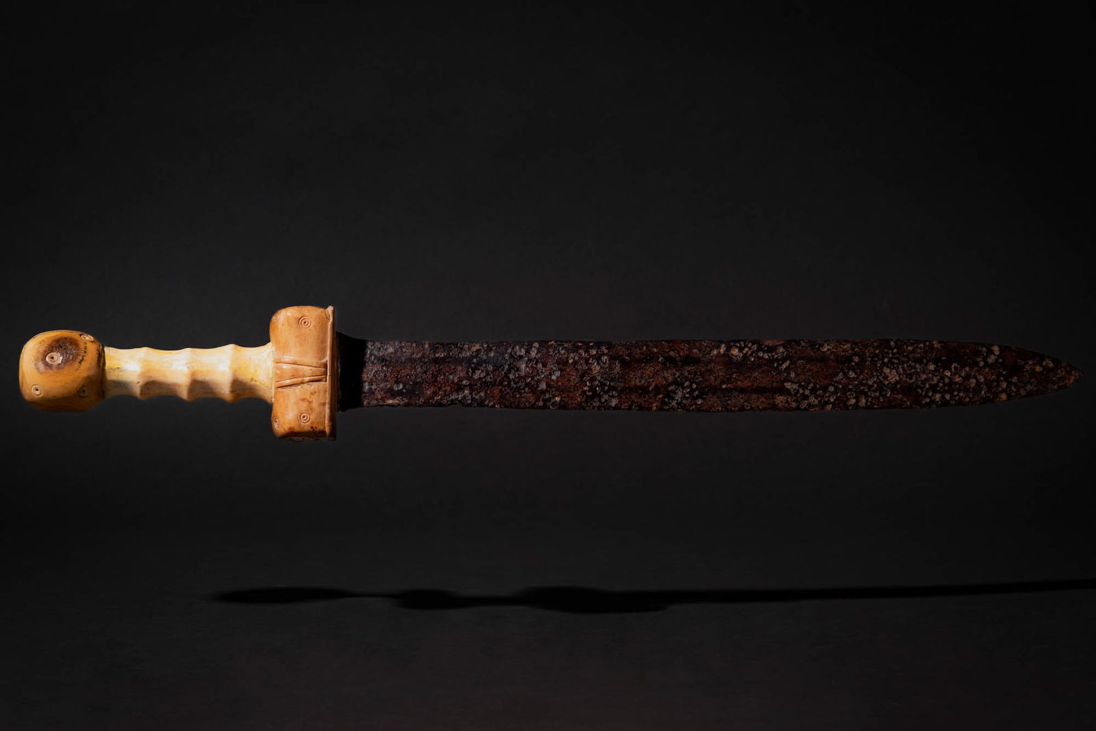 RARE ROMAN LEGIONARY GLADIUS WITH ORIGINAL BONE HILT (1 of 5)