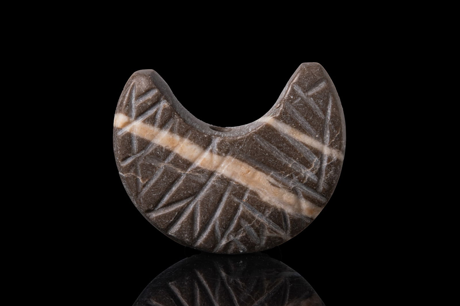 MESOPOTAMIAN DARK STONE CRESCENTIC STAMP SEAL WITH LINEAR PATTERN - WITH ORIGINAL REPORT BY PROF. LA (1 of 4)