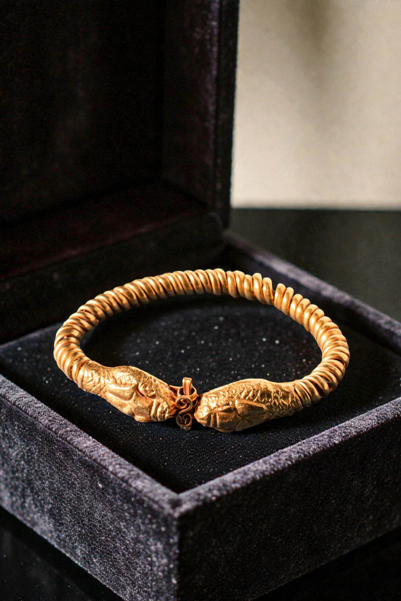 STUNNING EGYPTIAN HIGH KARAT HIGH KARAT GOLD BRACELET WITH SNAKE HEADS - PUBLISHED (1 of 10)