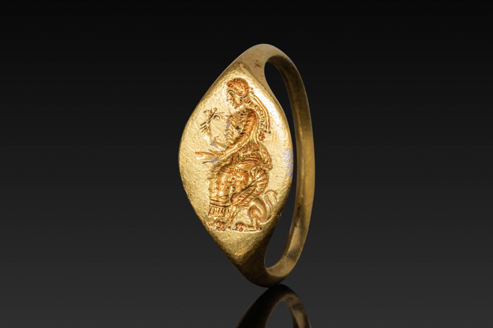 HELLENISTIC SOLID HIGH KARAT GOLD RING WITH PORTRAIT OF ARSINOE II AS A GODDESS (1 of 5)