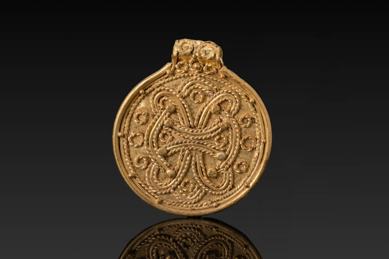 VIKING PERIOD HIGH KARAT GOLD PENDANT WITH INTRICATE KNOT MOTIF (1 of 3)