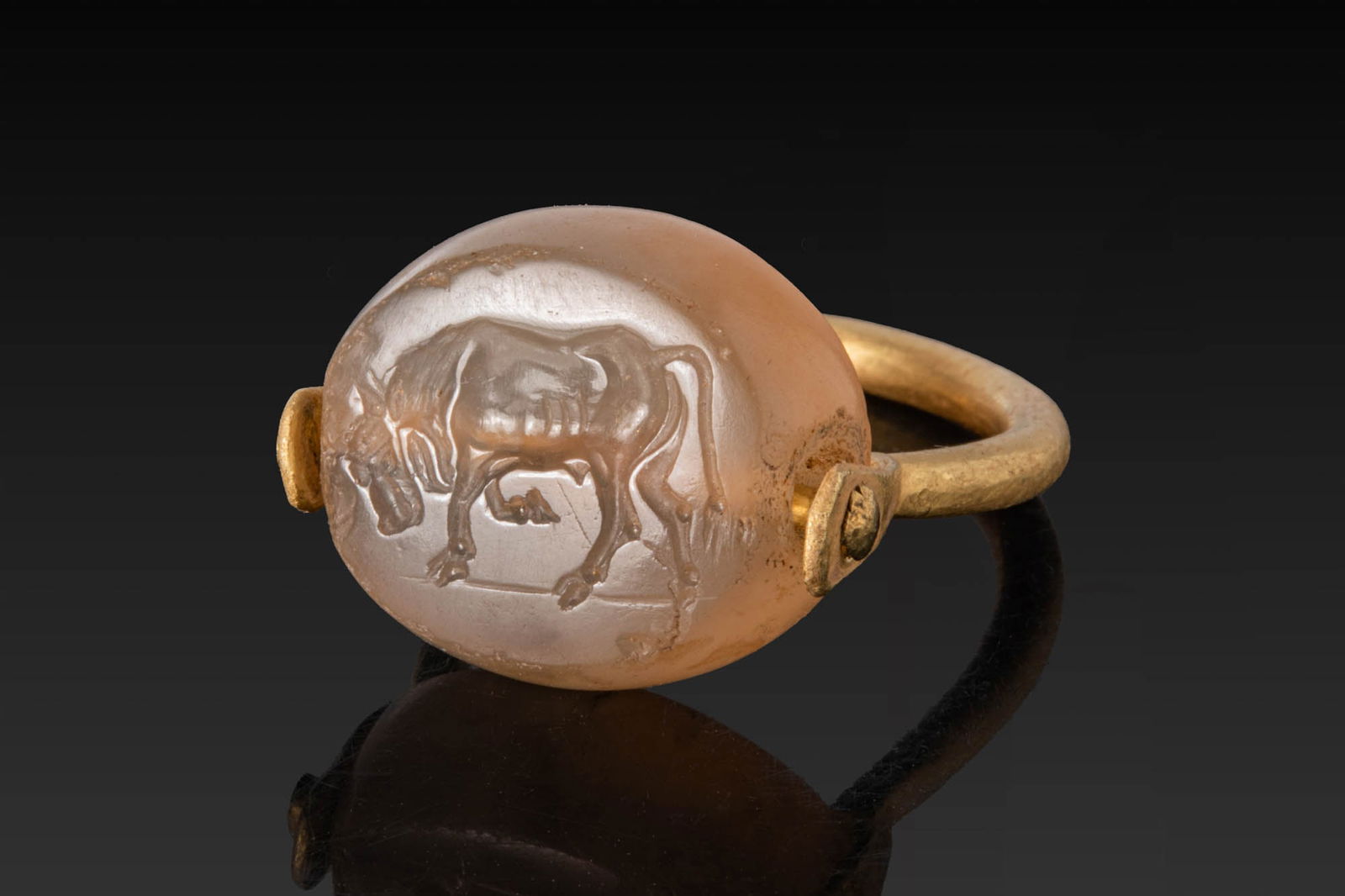GREEK CHALCEDONY INTAGLIO OF A BULL IN HIGH KARAT GOLD SWIVEL RING (1 of 4)