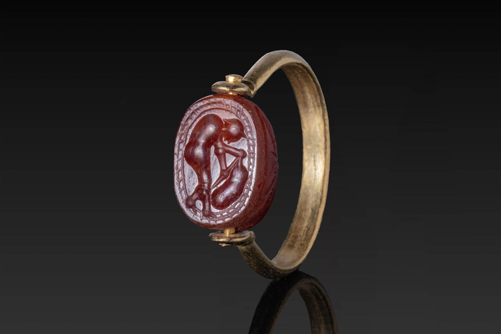 ETRUSCAN CARNELIAN SCARAB WITH HELIOS IN HIGH KARAT GOLD SWIVEL RING (1 of 4)