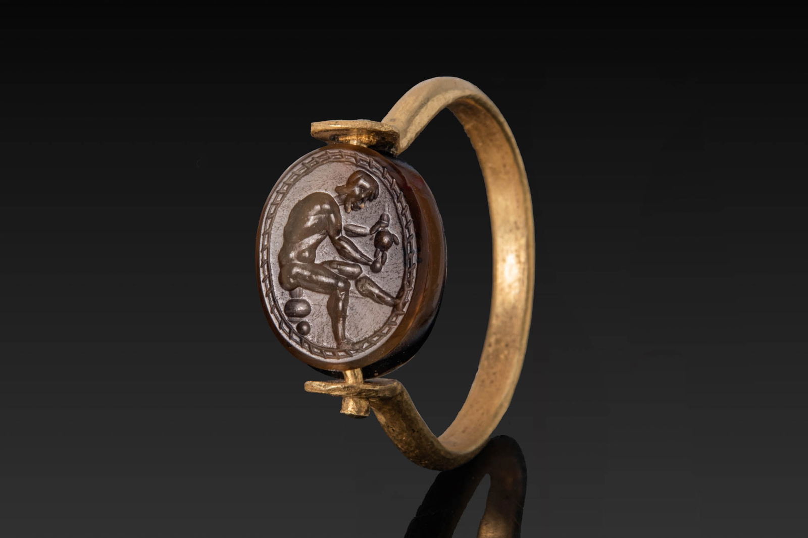 ETRUSCAN BANDED AGATE SCARAB WITH TINIA HOLDING AN IDOL IN HIGH KARAT GOLD SWIVEL RING (1 of 4)