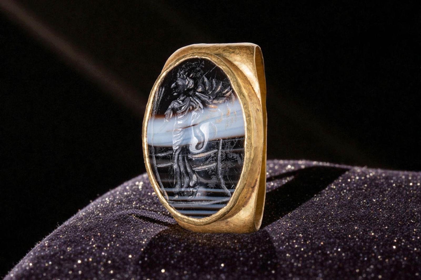 FINE ROMAN BANDED AGATE INTAGLIO OF FORTUNA IN HIGH KARAT GOLD RING (1 of 4)