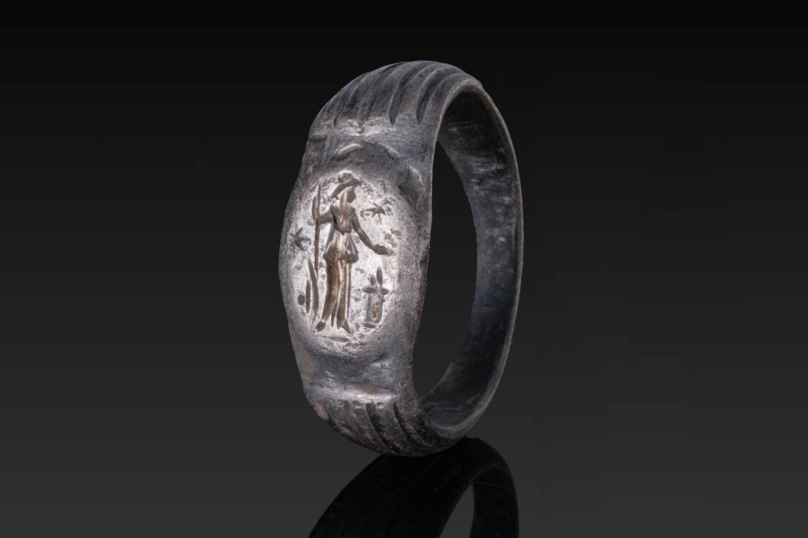 ROMAN SILVER RING WITH STANDING MINERVA (1 of 4)