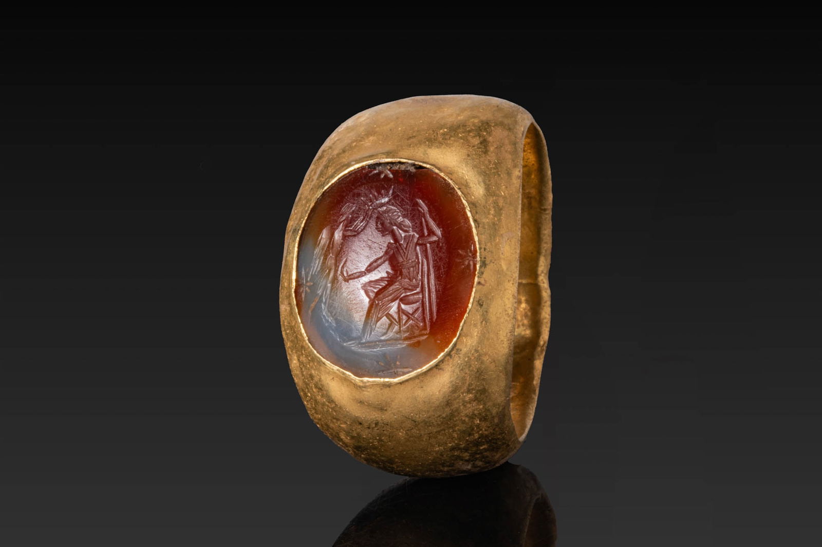 ROMAN HIGH KARAT GOLD RING WITH AGATE INTAGLIO OF NIKE CROWNING EMPRESS (1 of 5)