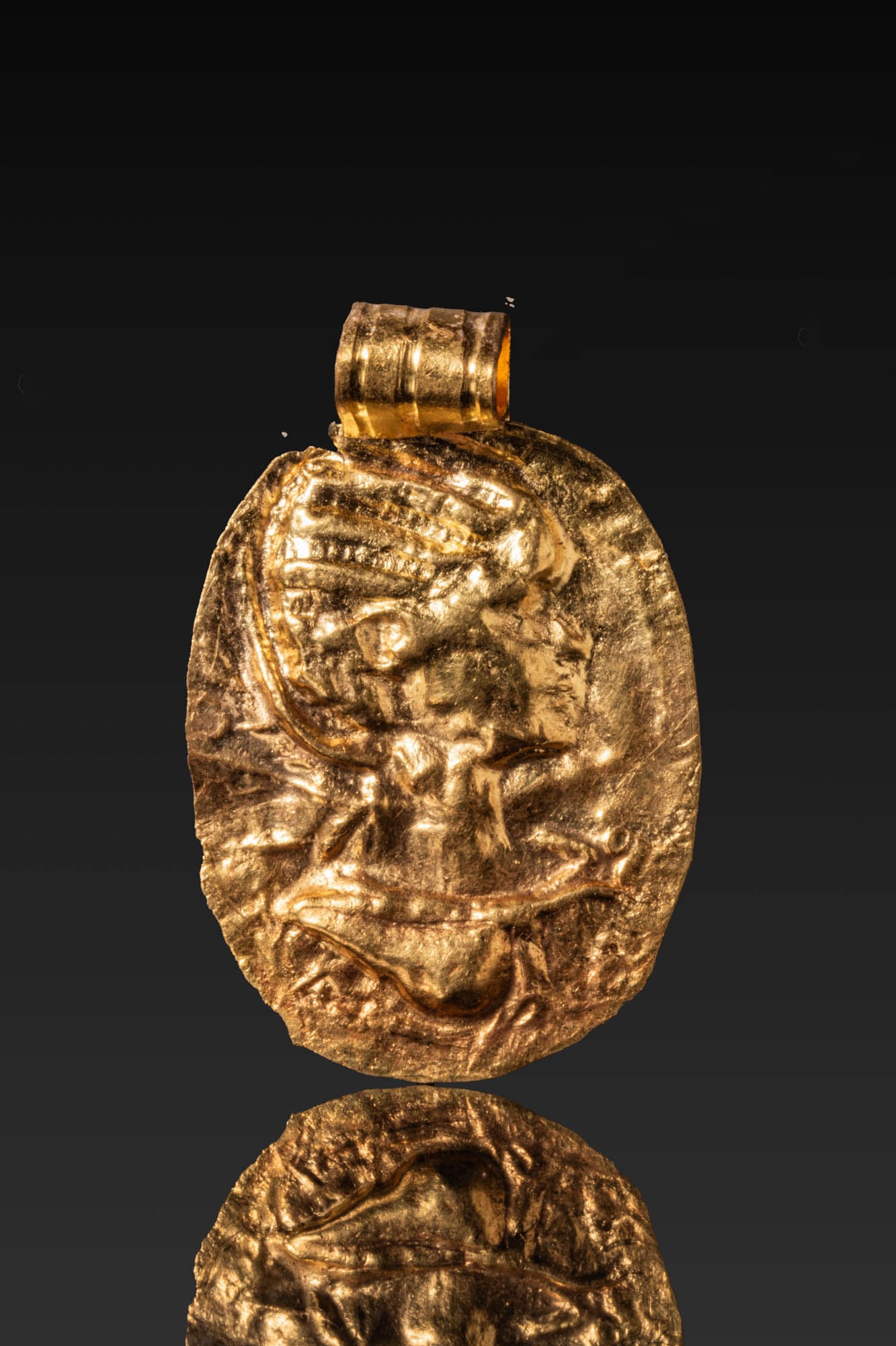 ROMAN HIGH KARAT GOLD FOIL PENDANT WITH A NOBLEWOMAN (1 of 3)