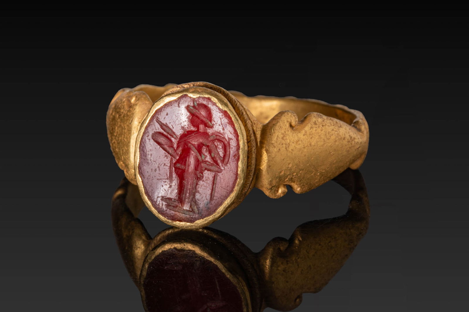 ROMAN HIGH KARAT GOLD RING WITH CARNELIAN INTAGLIO OF A GODDESS (1 of 5)
