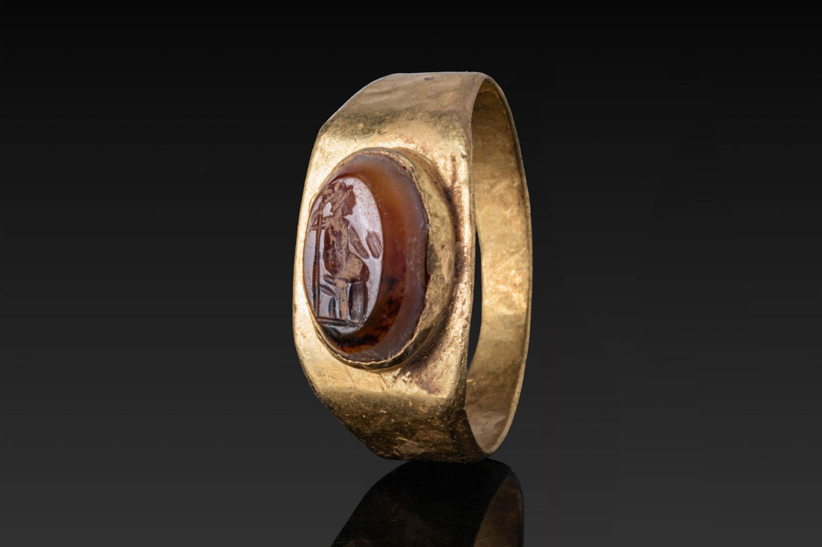 ROMAN HIGH KARAT GOLD RING WITH BANDED AGATE INTAGLIO OF MINERVA (1 of 4)