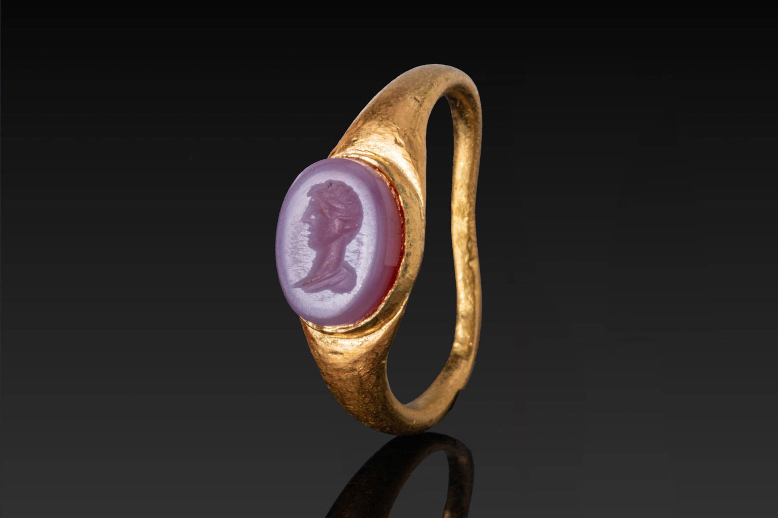 ROMAN HIGH KARAT GOLD RING WITH AGATE INTAGLIO PORTRAIT OF A NOBLEMAN (1 of 3)