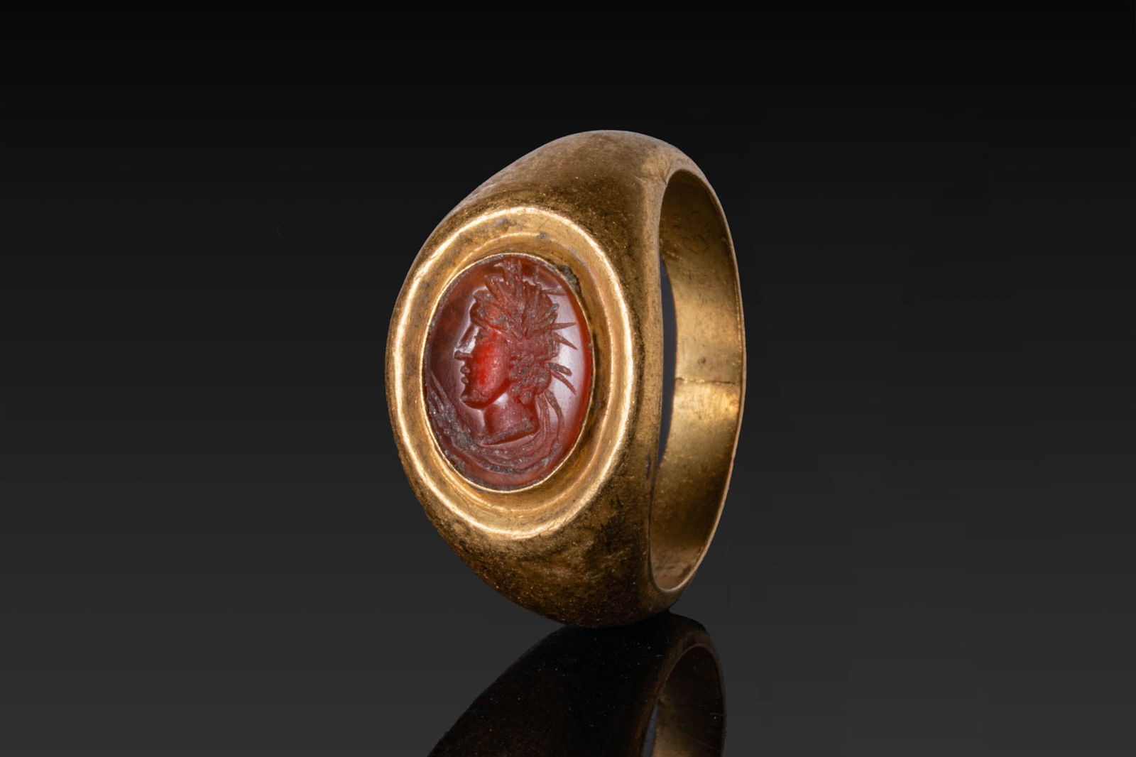 ROMAN HIGH KARAT GOLD RING WITH CARNELIAN INTAGLIO OF CERES (1 of 4)