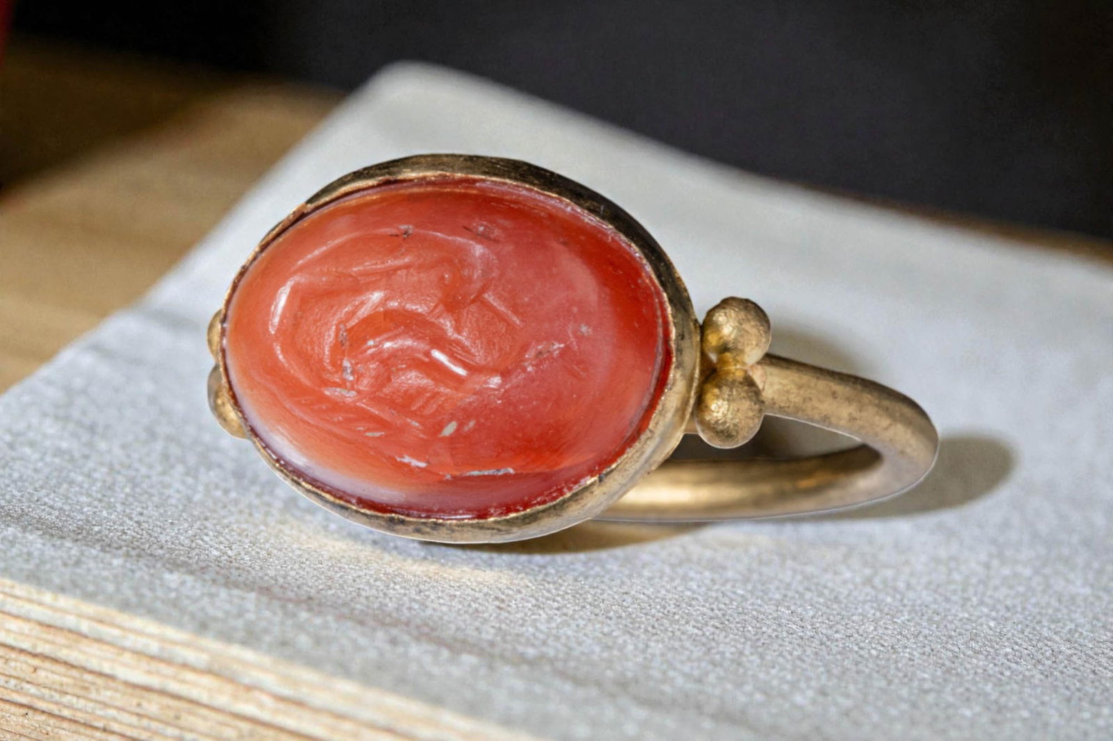ROMAN BANDED AGATE INTAGLIO OF A DOLPHIN IN HIGH KARAT GOLD RING (1 of 5)