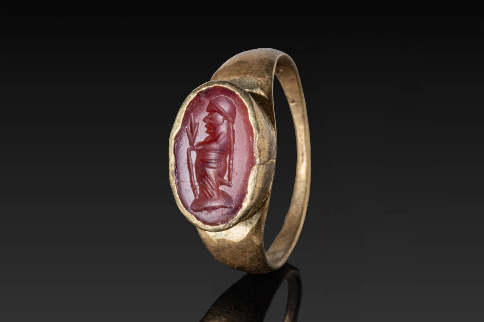 SASANIAN HIGH KARAT GOLD RING WITH CARNELIAN INTAGLIO OF A GODDESS (1 of 4)