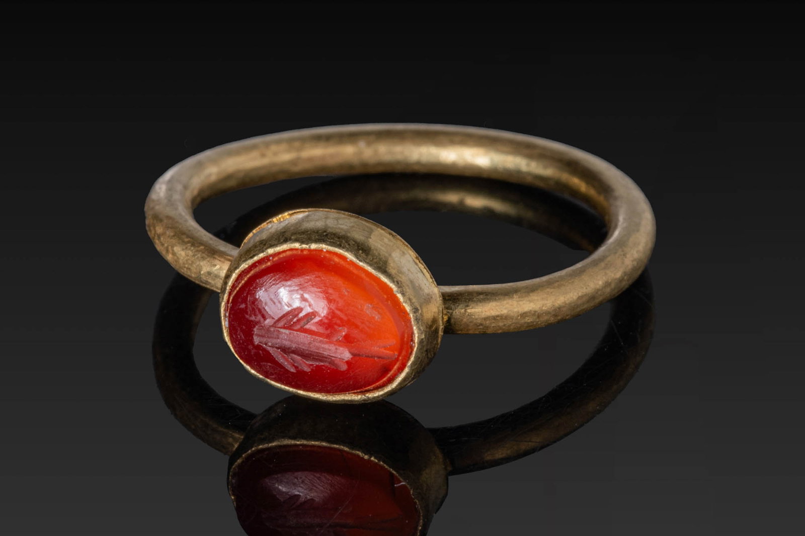 SASANIAN CARNELIAN INTAGLIO OF A FISH IN HIGH KARAT GOLD RING (1 of 4)